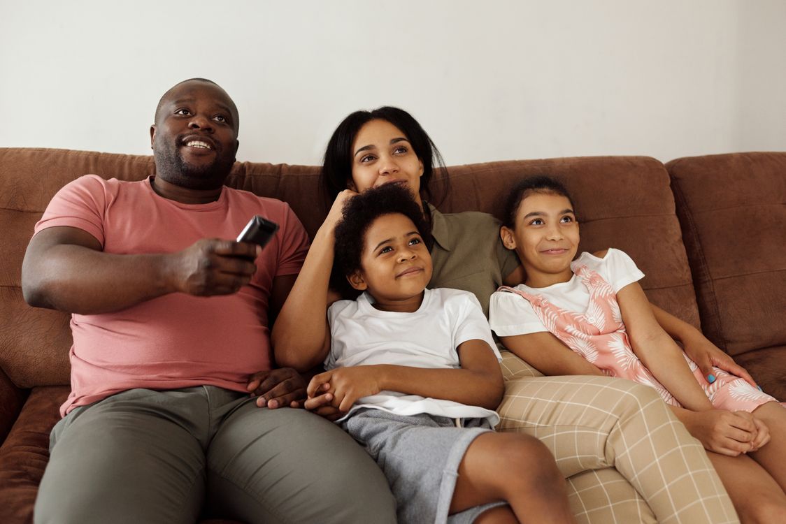 Famille regardant les chaînes algériennes en IPTV HD depuis la France — SmartX2 abonnement 5 connexions