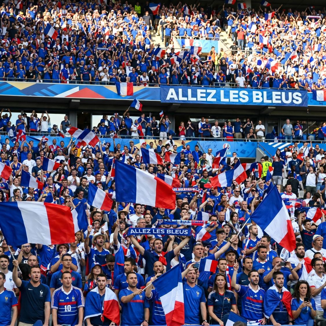 Supporters équipe de France Allez les Bleus en tribune Coupe du Monde 2026 — regarder en IPTV avec SmartX2